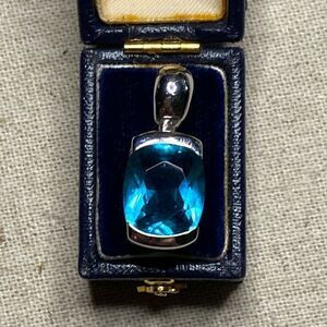 Elegant Blue Gemstone Pendant